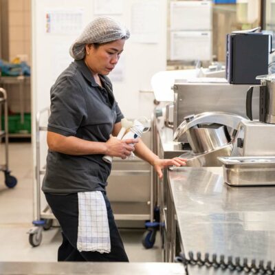 Sozialzentrum Lauterach Mitarbeiterin In Küche - Foto Serra