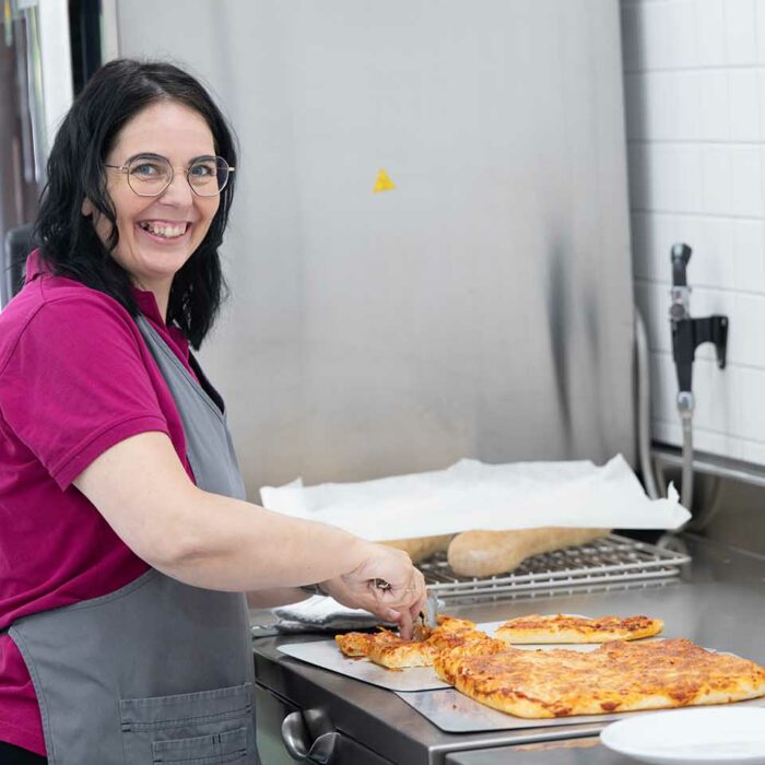 Bildungszentrum Vandans - Mitarbeiterin In Der Küche - Foto: Serra