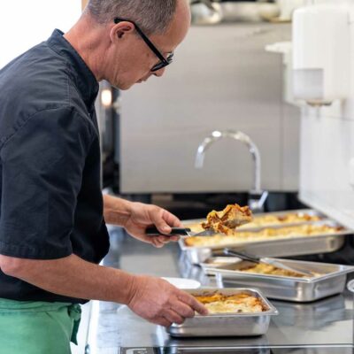 Miteinander Füreinander Andelsbuch - Essen Wird In Der Küche Angerichtet - Foto: Serra