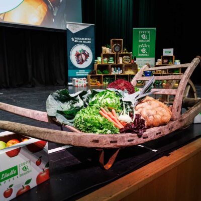 Vorarlberg-am-Teller-Auszeichnung-2025-–-Buehnendekoration-der-Kulturbuehne-AmBach-©-Land-Vorarlberg-Bernd-Hofmeister