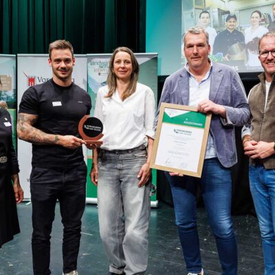 Vorarlberg-am-Teller-Auszeichnung-2025-–-Gruppenbild-Fairkocht-macht-Schule-©-Land-Vorarlberg-Bernd-Hofmeister.