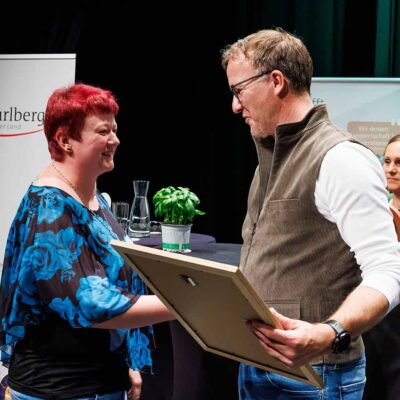 Vorarlberg-am-Teller-Auszeichnung-2025-–-Landesrat-Gantner-mit-Anne-vom-Sozialzentrum-Altach-©-Land-Vorarlberg-Bernd-Hofmeister