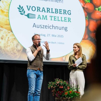 Vorarlberg-am-Teller-Auszeichnung-2025-–-Landesrat-Gantner-und-Moderatorin-Kerstin-Polzer-©-Land-Vorarlberg-Bernd-Hofmeister