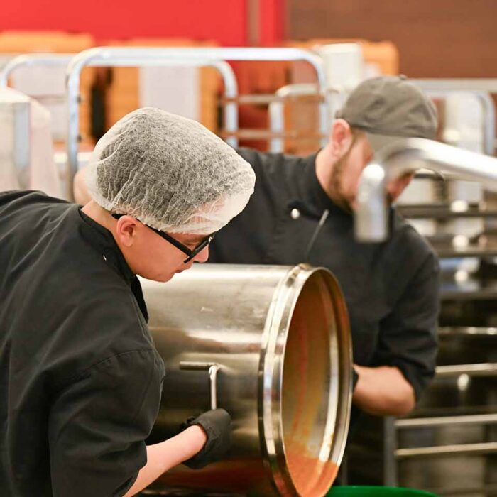Küchemitarbeiter Bei Der Arbeit- AQUAmühle Dornbirn - Foto Serra