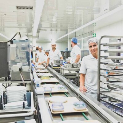 Vorarlberger Krankenhaus-Betriebsgesellschaft M.b.H. MitarbeiterInnen Am Tablett Richten - ©Zeughaus_PatriciaKeckeis