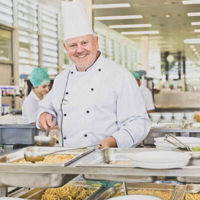 Vorarlberger Krankenhaus-Betriebsgesellschaft M.b.H. Koch Am Essen Rüsten - ©Zeughaus_PatriciaKeckeis