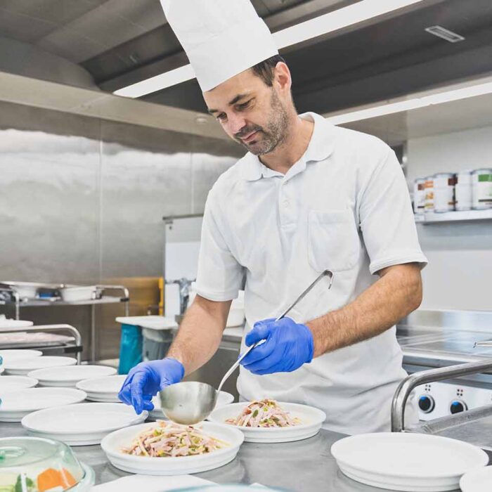 Vorarlberger Krankenhaus-Betriebsgesellschaft M.b.H. - Koch Schöpft In Teller - ©Zeughaus_PatriciaKeckeis