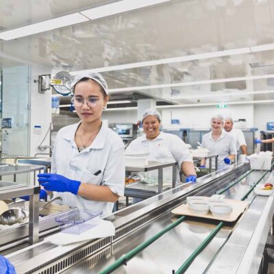 Vorarlberger Krankenhaus-Betriebsgesellschaft M.b.H. - MitarbeiterInnen An Der Essensausgabe - ©Zeughaus_PatriciaKeckeis