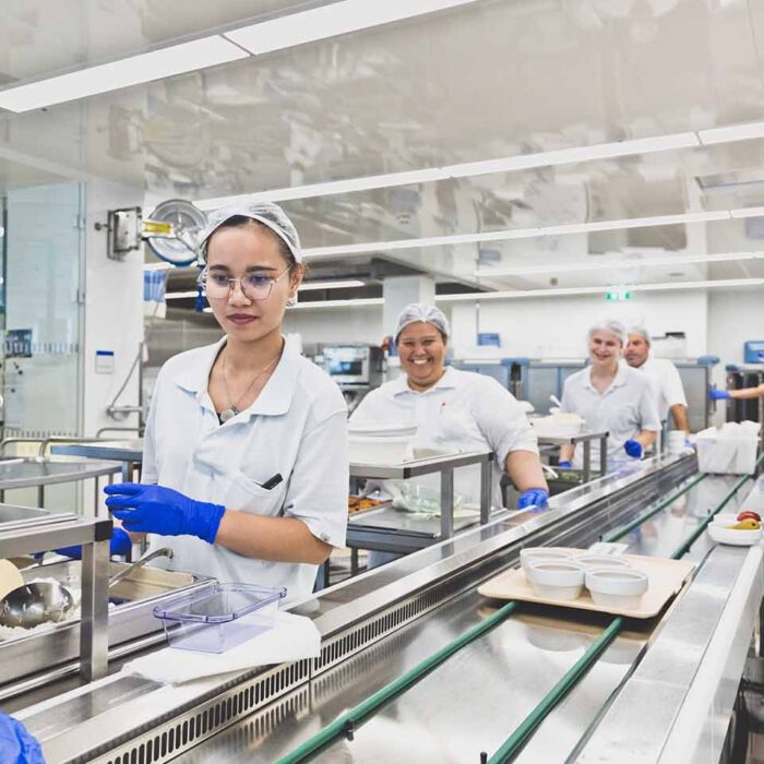 Vorarlberger Krankenhaus-Betriebsgesellschaft M.b.H. - MitarbeiterInnen An Der Essensausgabe - ©Zeughaus_PatriciaKeckeis