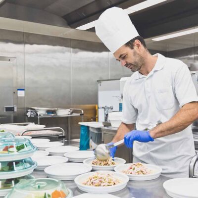 Vorarlberger Krankenhaus-Betriebsgesellschaft M.b.H. - Kosch Schöpft Portionen - ©Zeughaus_PatriciaKeckeis