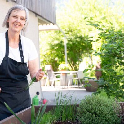 Mitarbeiterin Im Kräutergarten - Miteinander Füreinander - Foto Serra